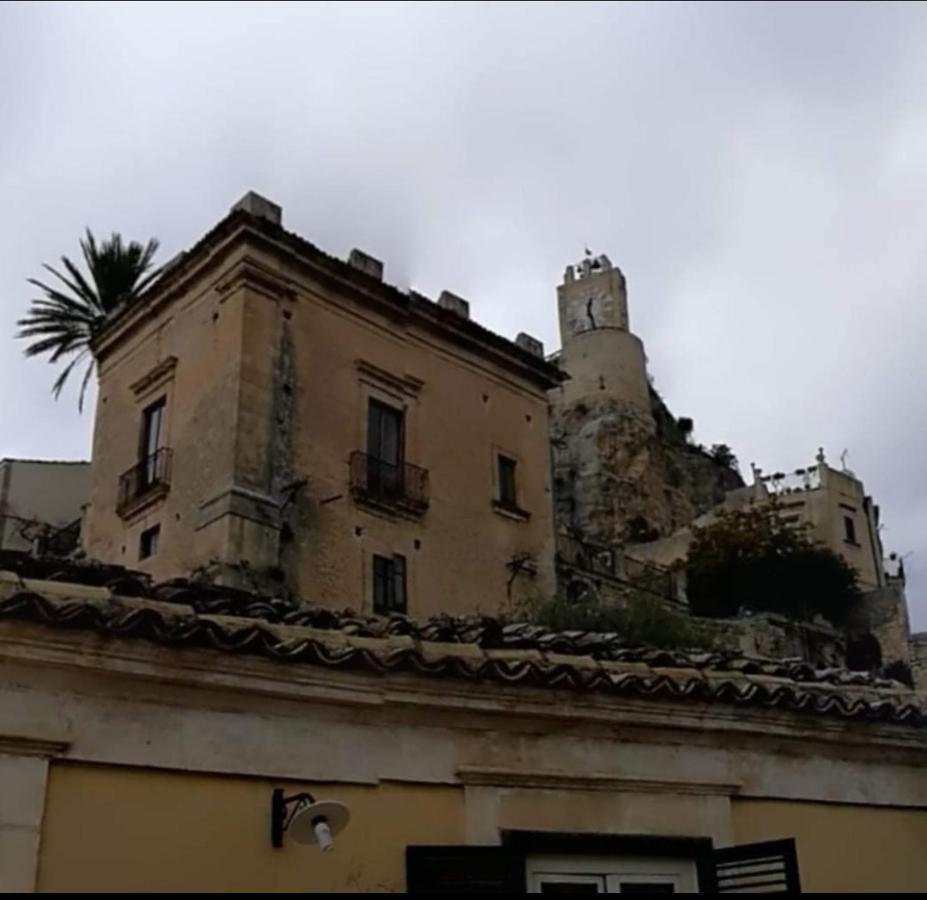 Casa Vacanza Vico Medica Modica Bagian luar foto